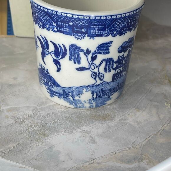 VTG Blue Willow country theme pattern coffee mug. - Picture 5 of 8
